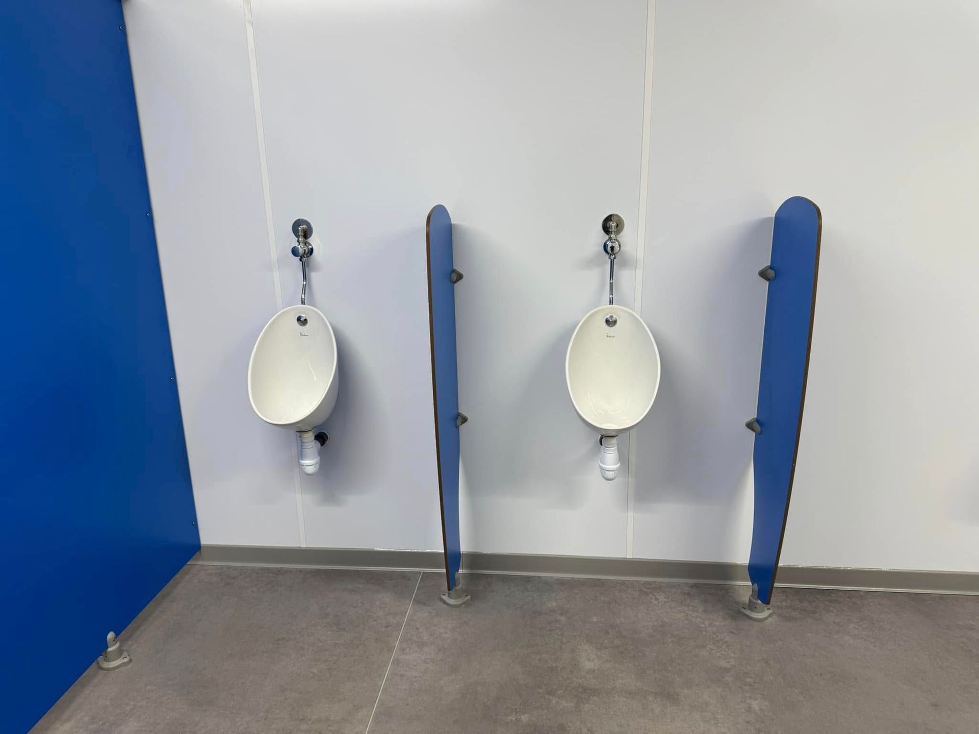 Deux urinoirs dans des toilettes d'entreprise