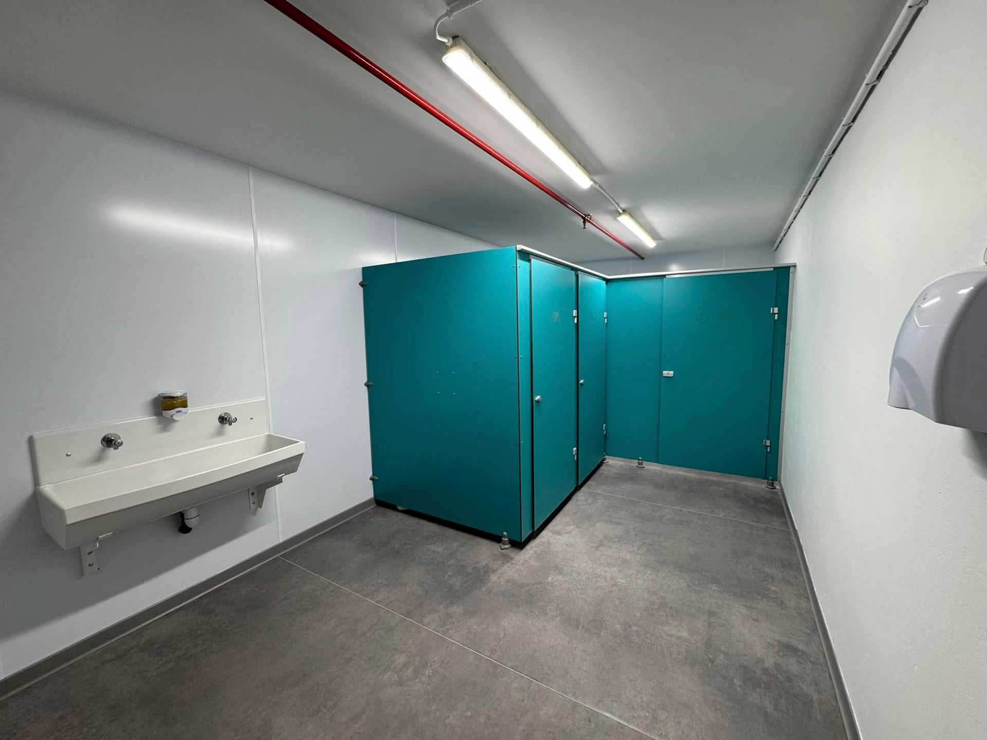 Des toilettes d'entreprise avec des cabines