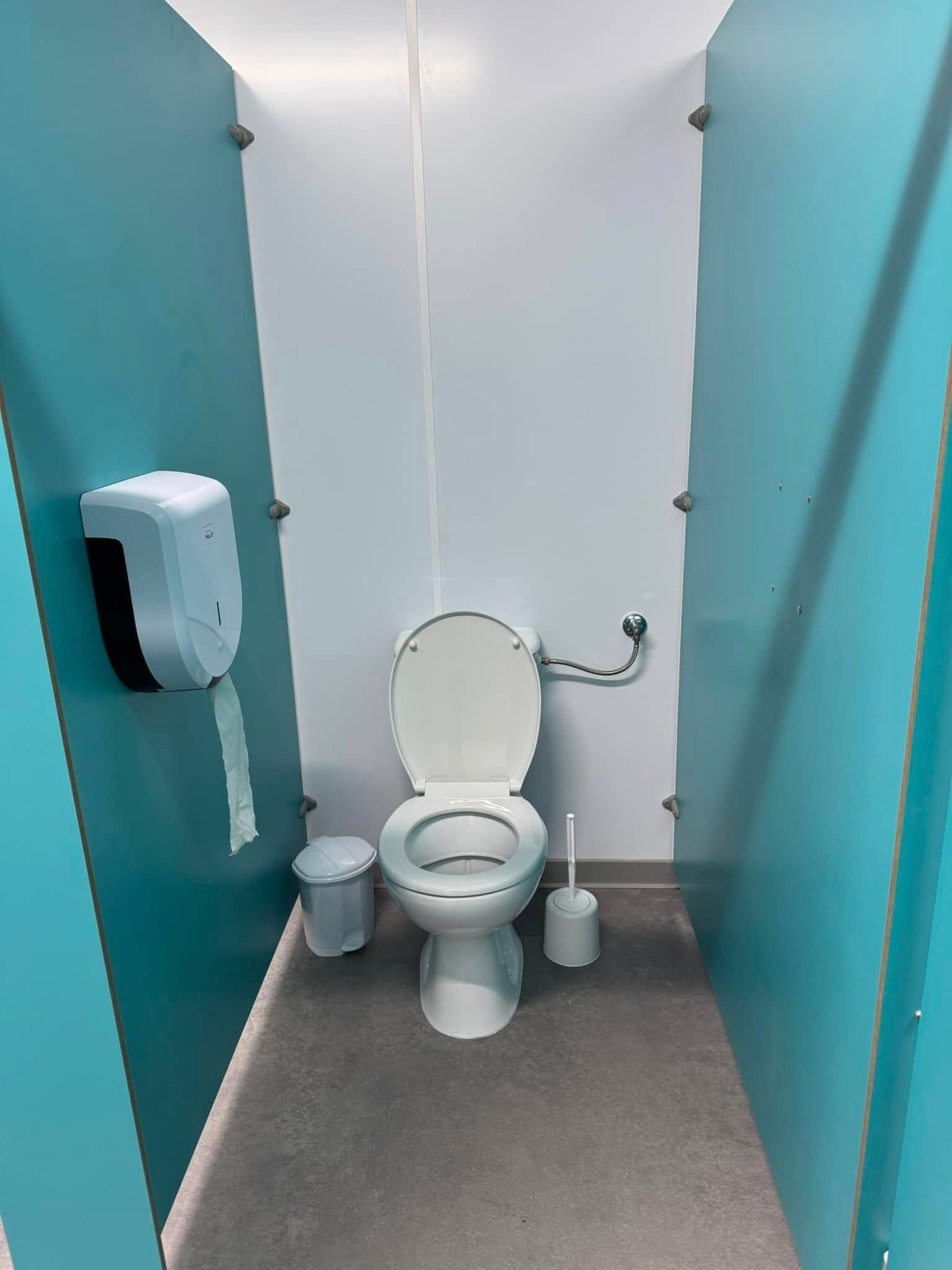 Des toilettes d'entreprise dans une cabine fermée