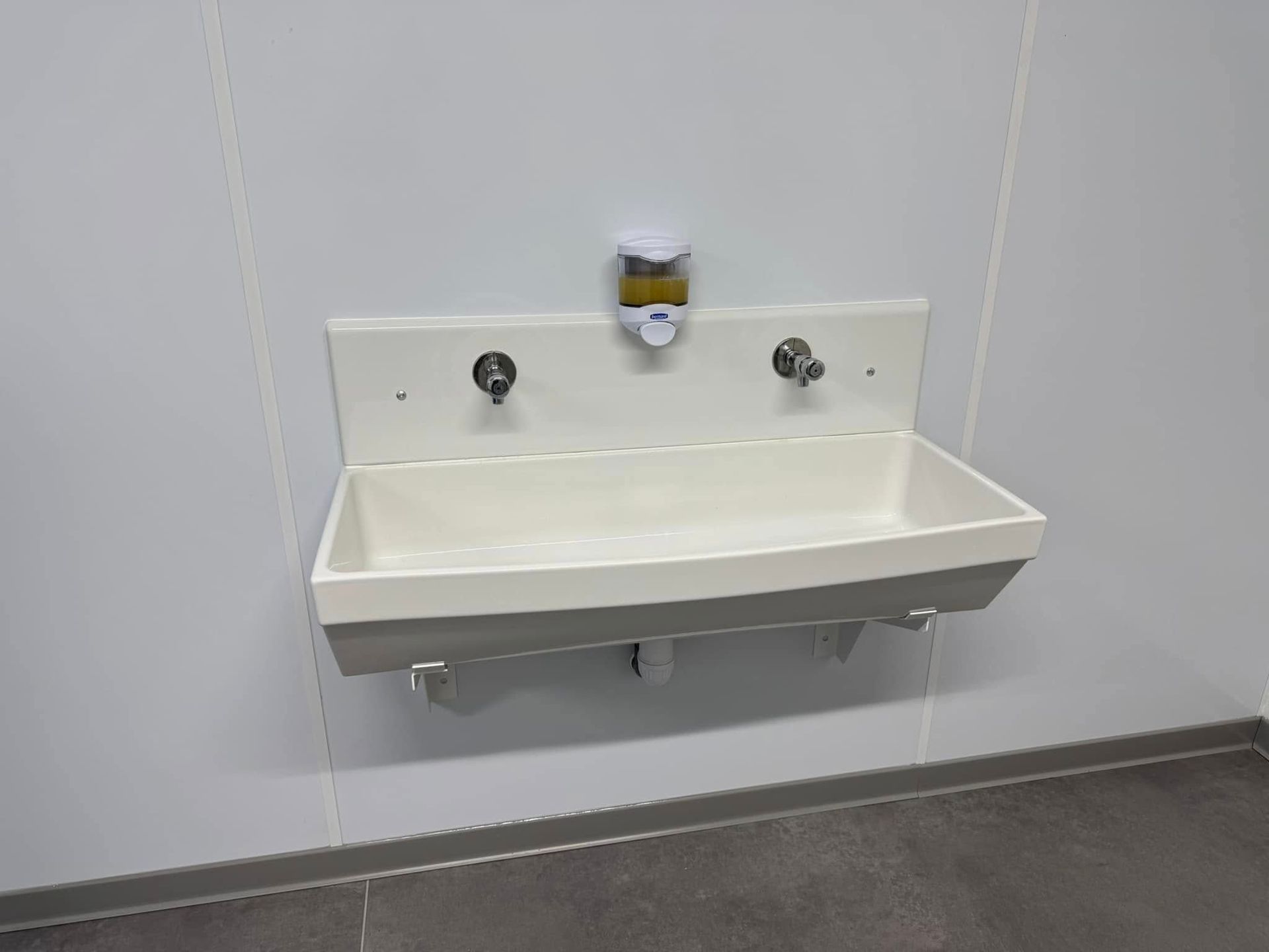 Un lavabo dans des toilettes d'entreprise
