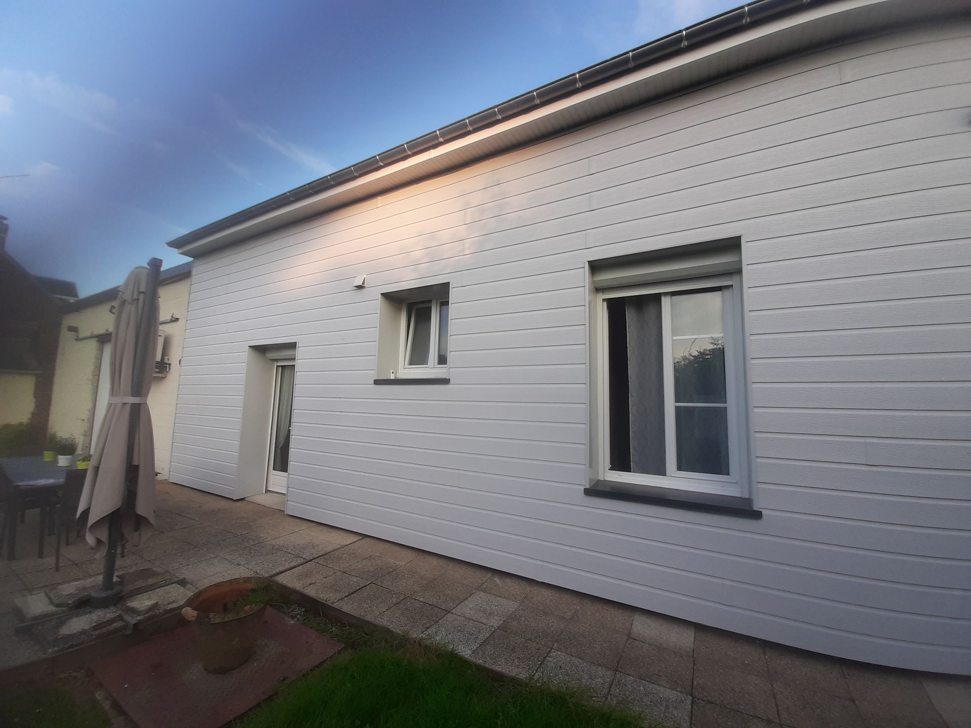 Façade avec un bardage