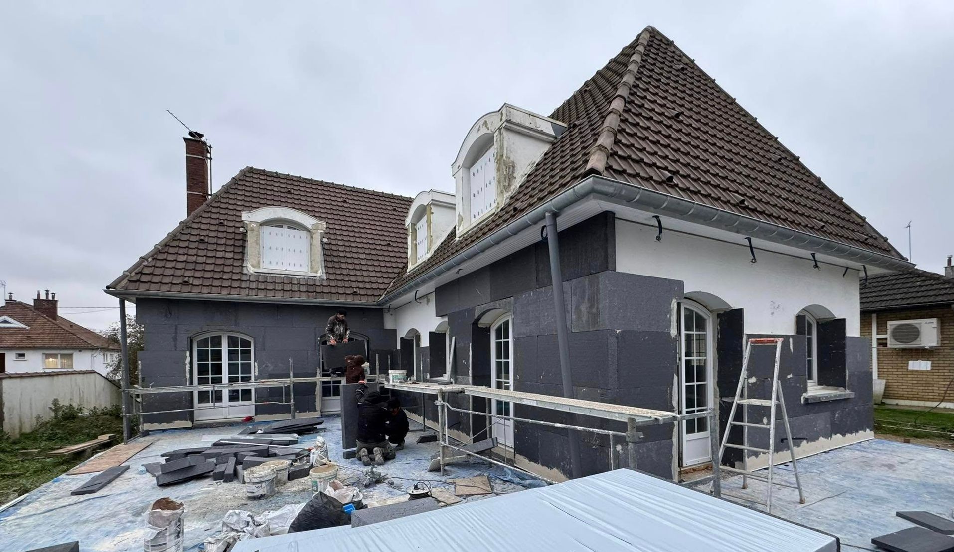 Une façade en cours de travaux d'isolation par l'extérieur