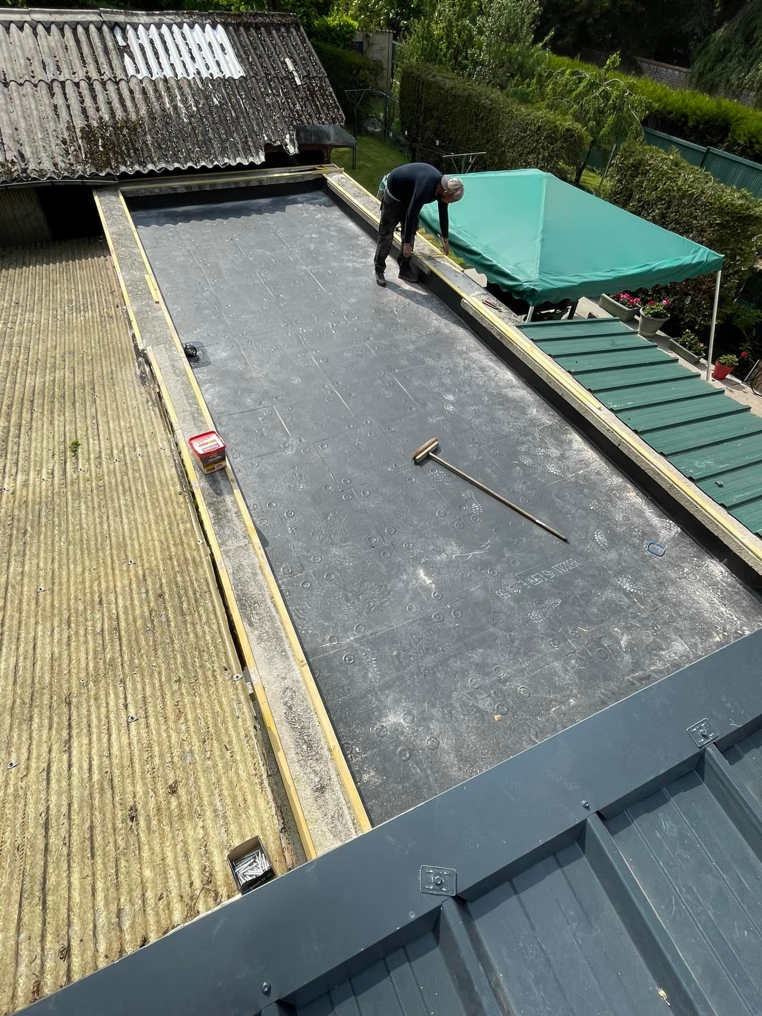 Un toit plat avec revêtement bitumé