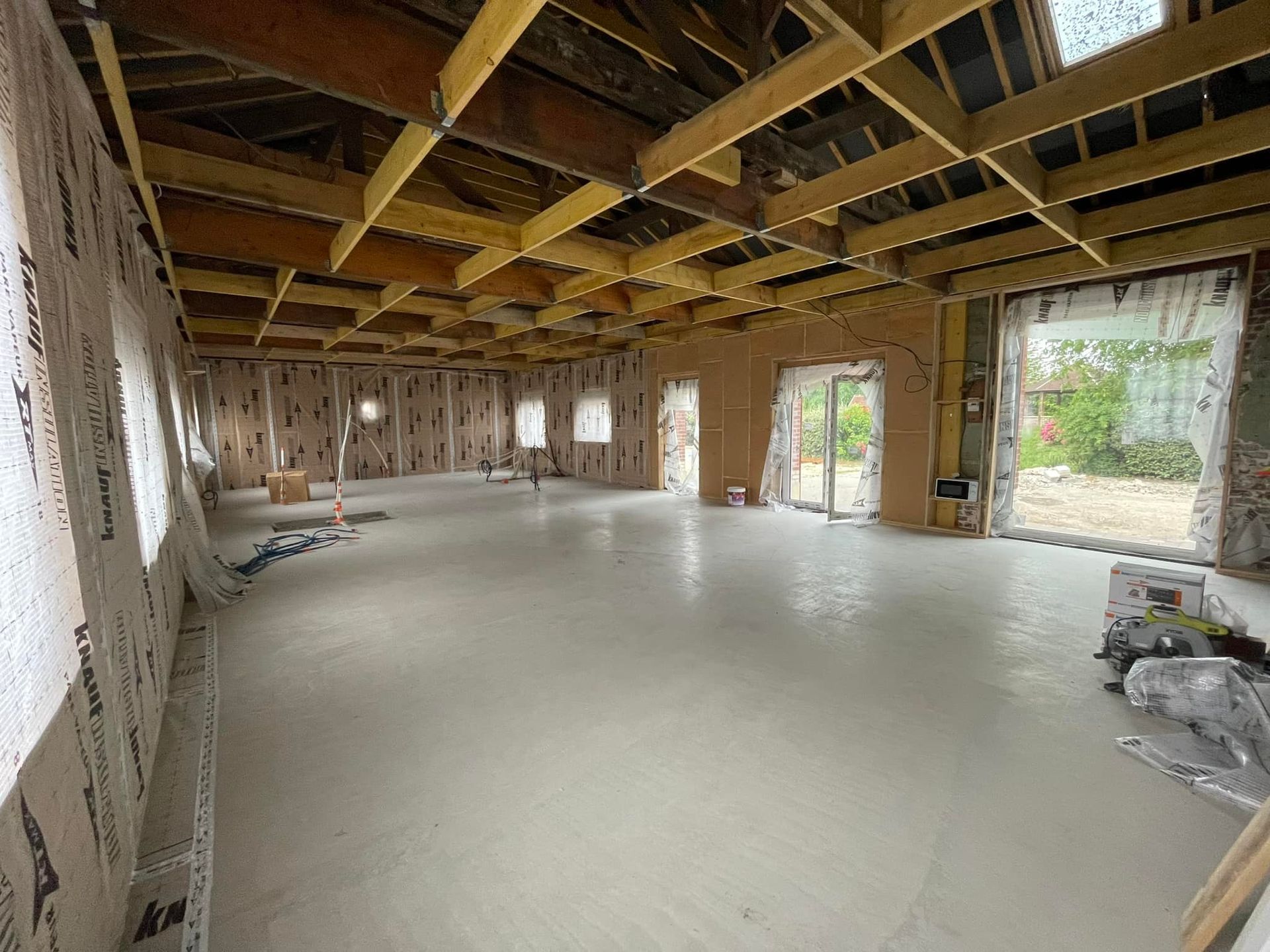 Travaux d'isolation dans une grande pièce en cours de rénovation