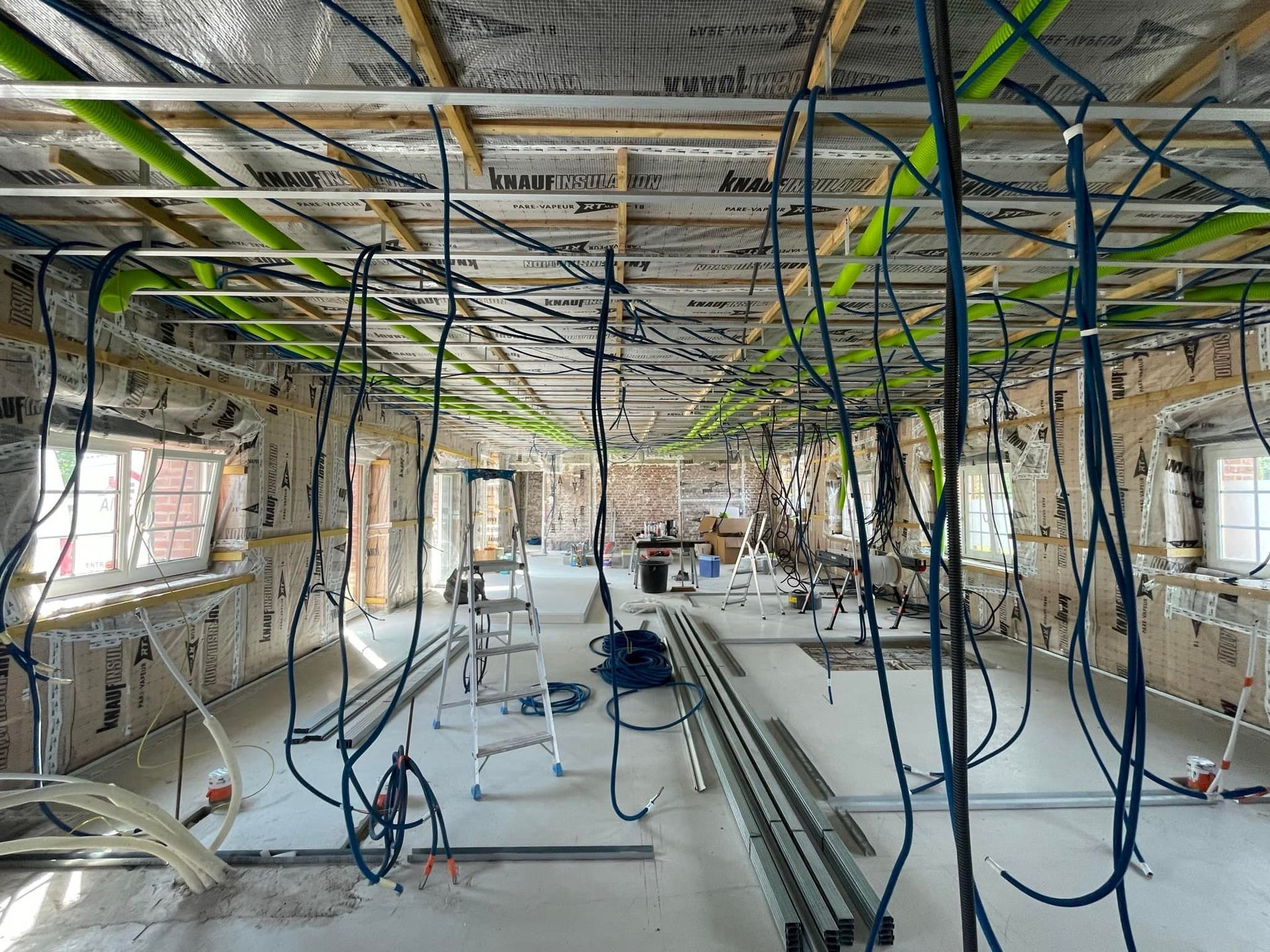 Câbles tombants du plafond dans une pièce en cours de rénovation