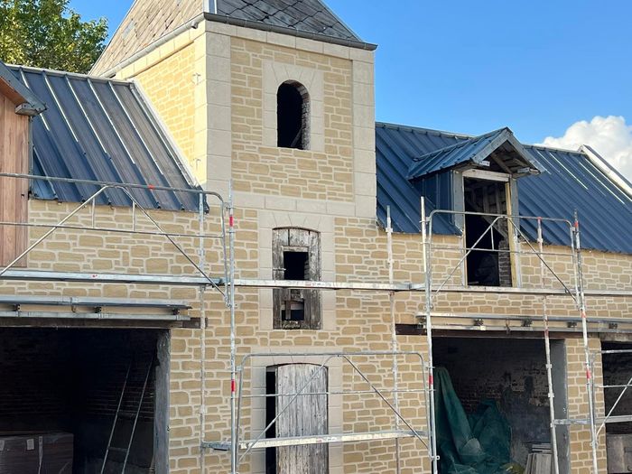 Une façade en pierre en cours de rénovation