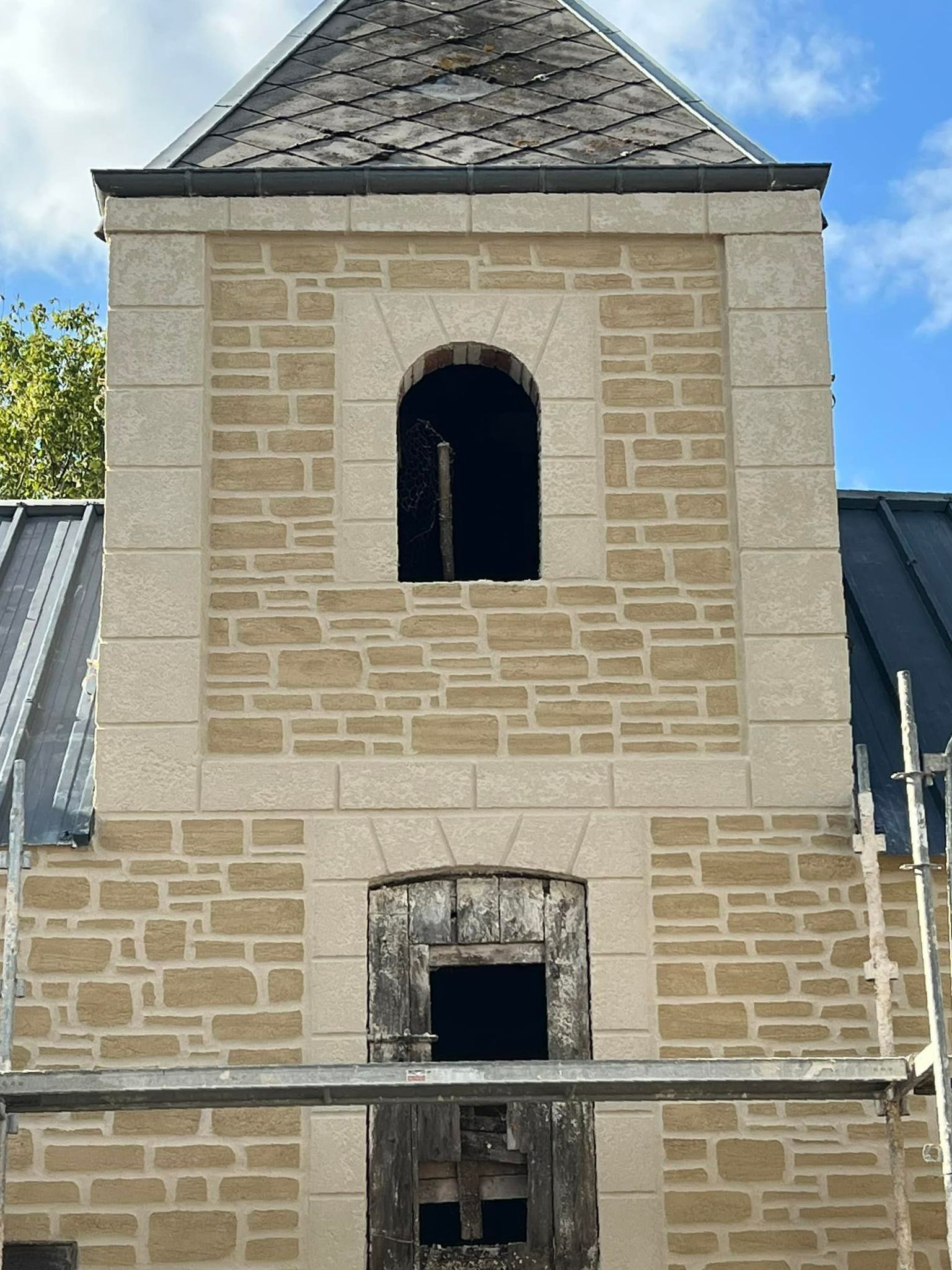 Façade en pierre rénovée