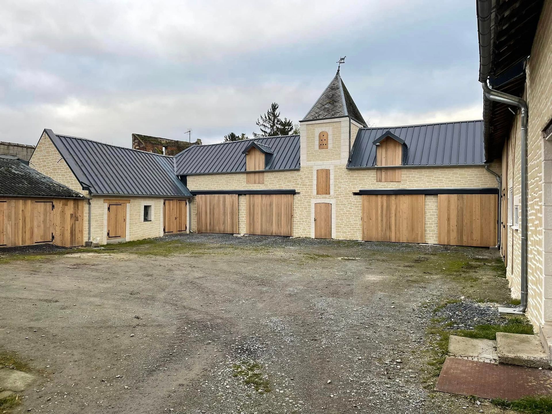 Une grande habitation avec un bardage en bois