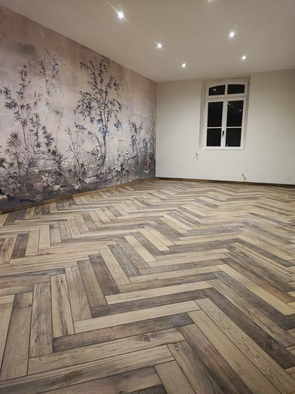 Carrelage imitation bois dans une pièce