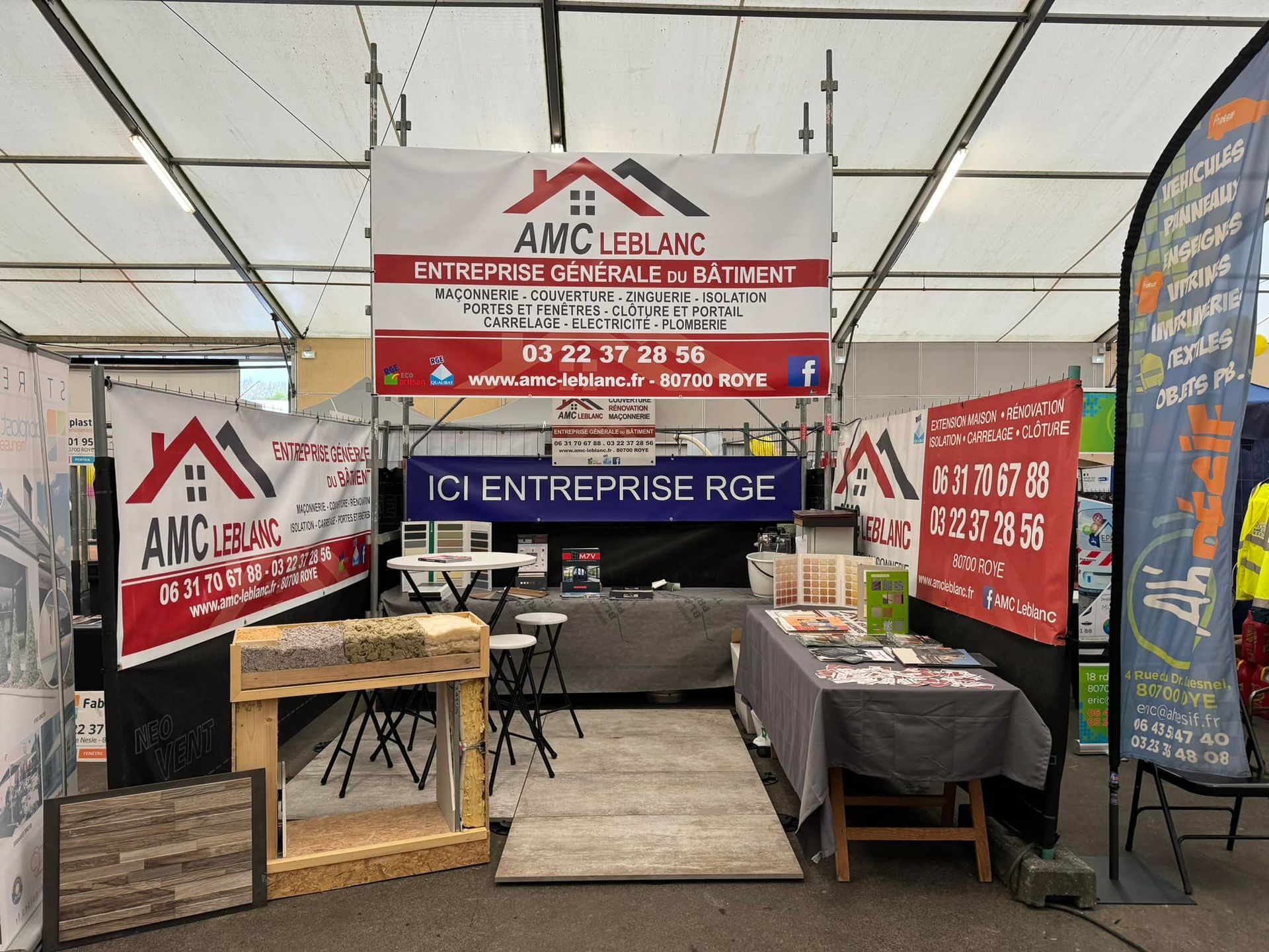 Un stand tenu par le professionnel et présentant les matériaux
