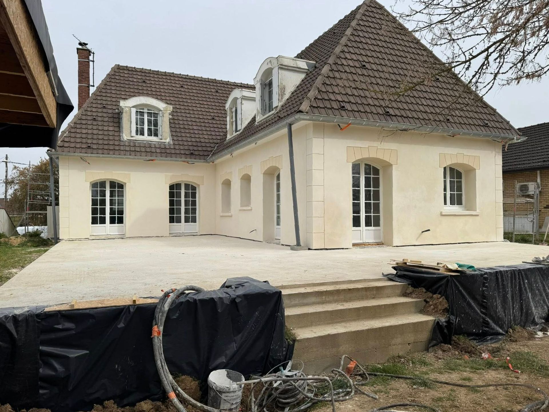 Une maison avec la façade rénovée