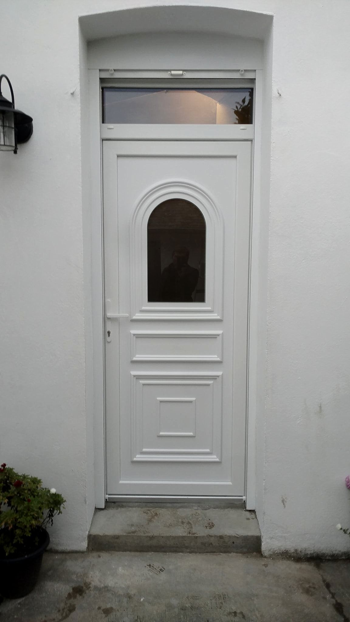 Un porte blanche semi-vitrée