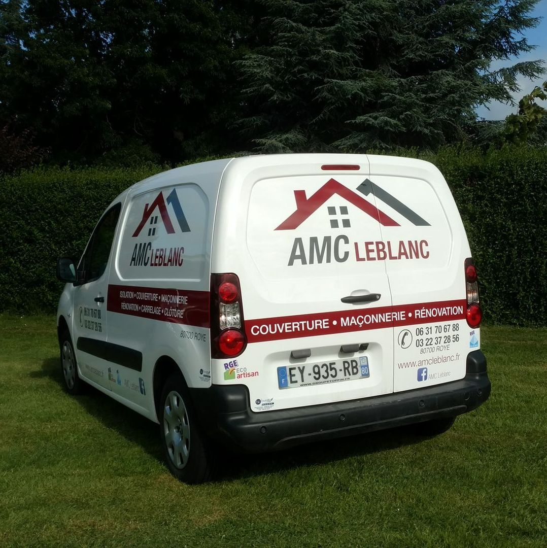 Une camionnette avec le logo de l'artisan