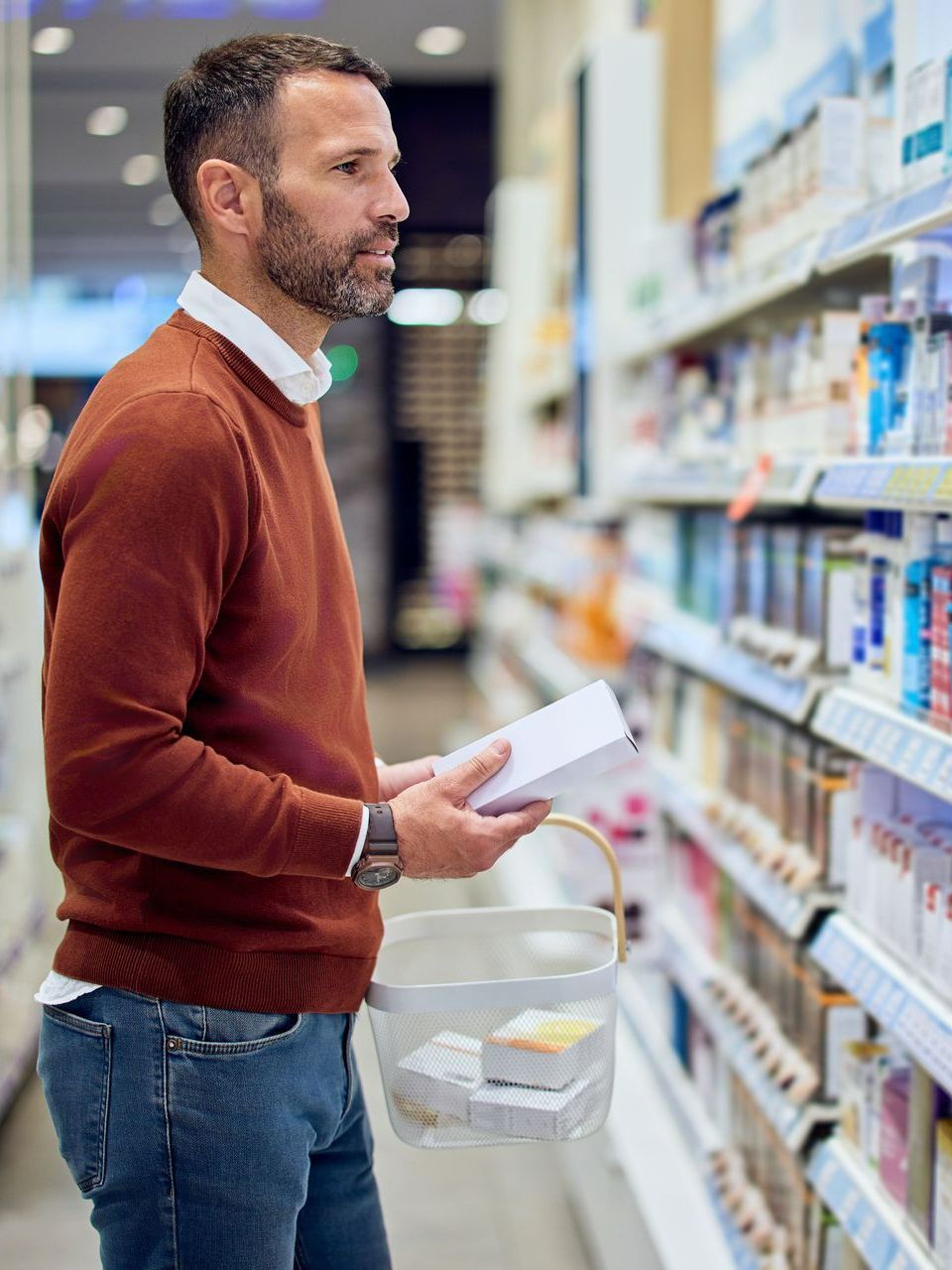 Homme dans un rayon de supermarché