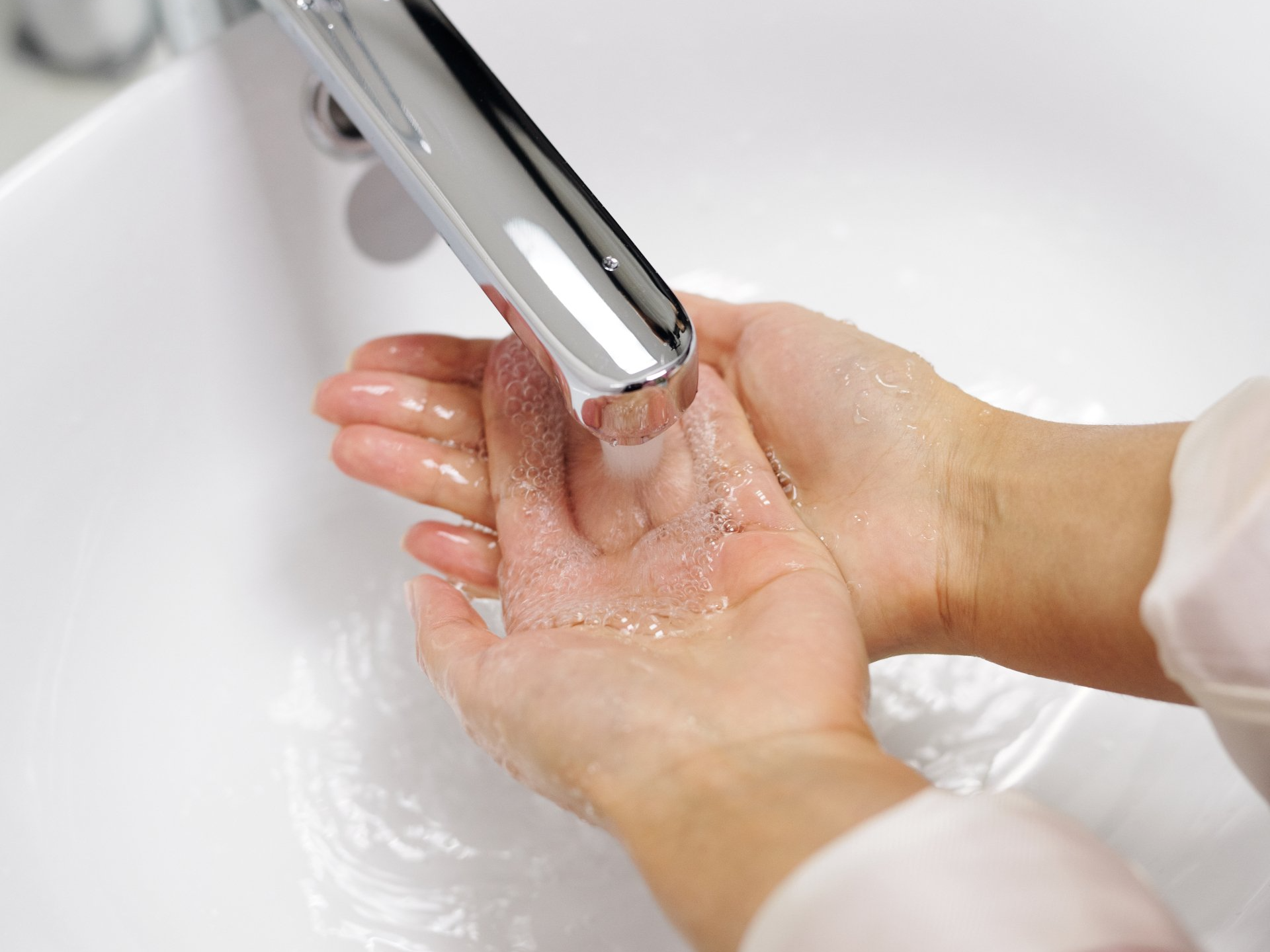 Mains sous l'eau