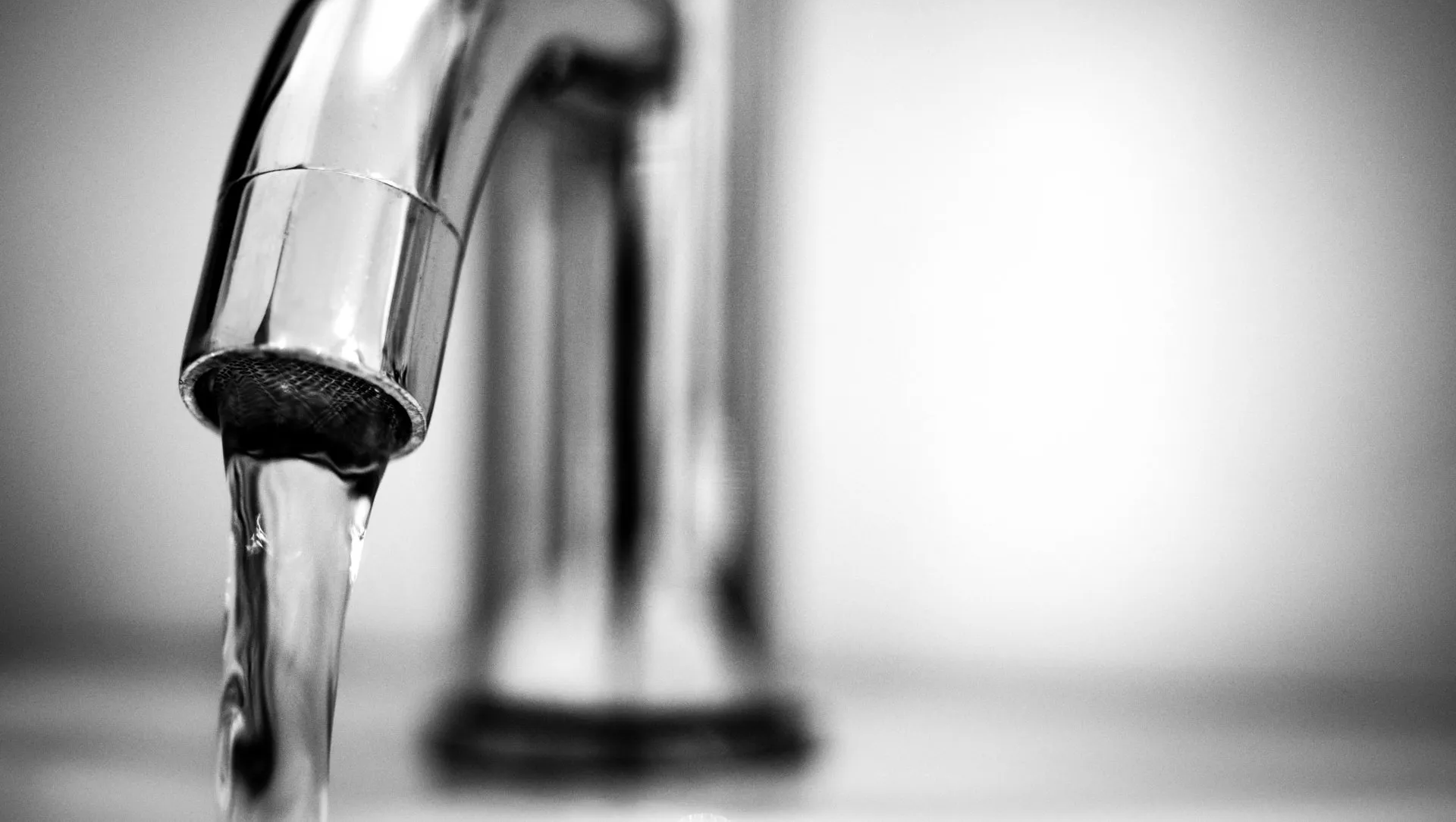 Robinet d'eau gris