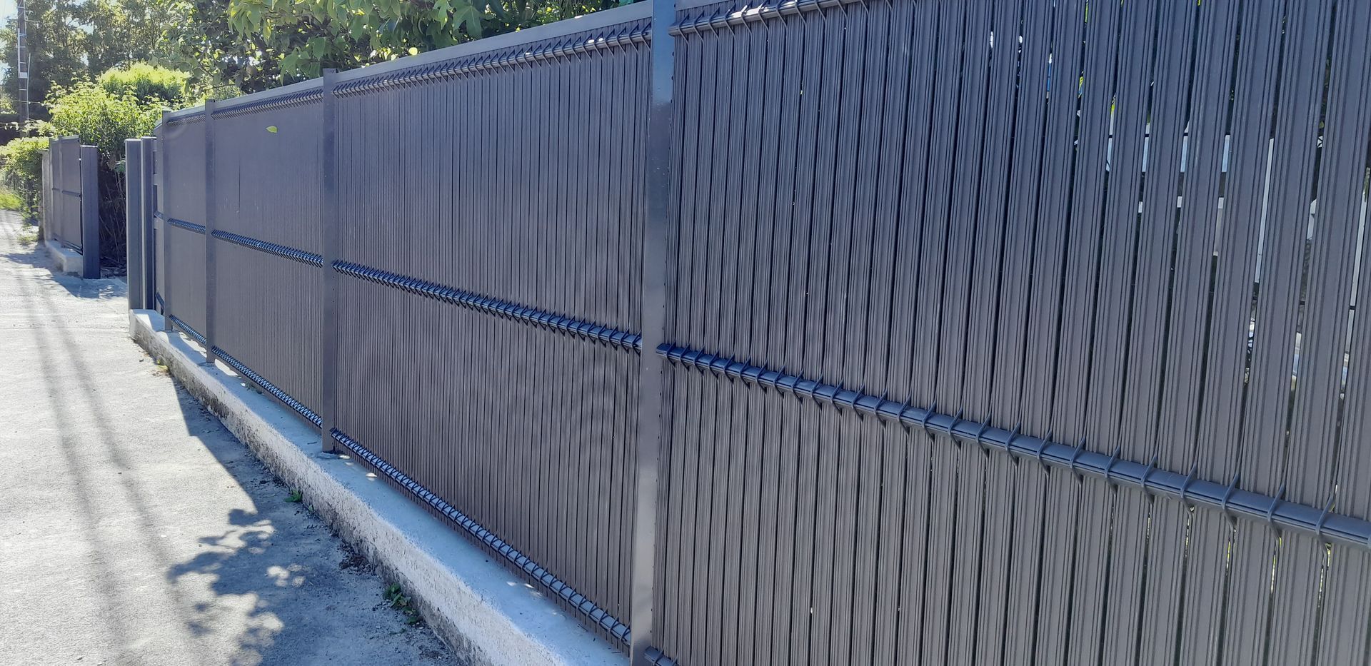 Installation de clôtures en aluminium