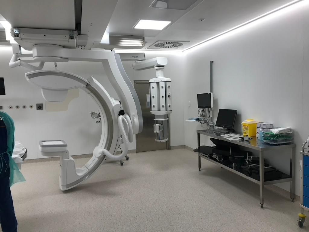 Dentro de un quirófano, con equipos y herramientas quirúrgicas listas para un procedimiento.