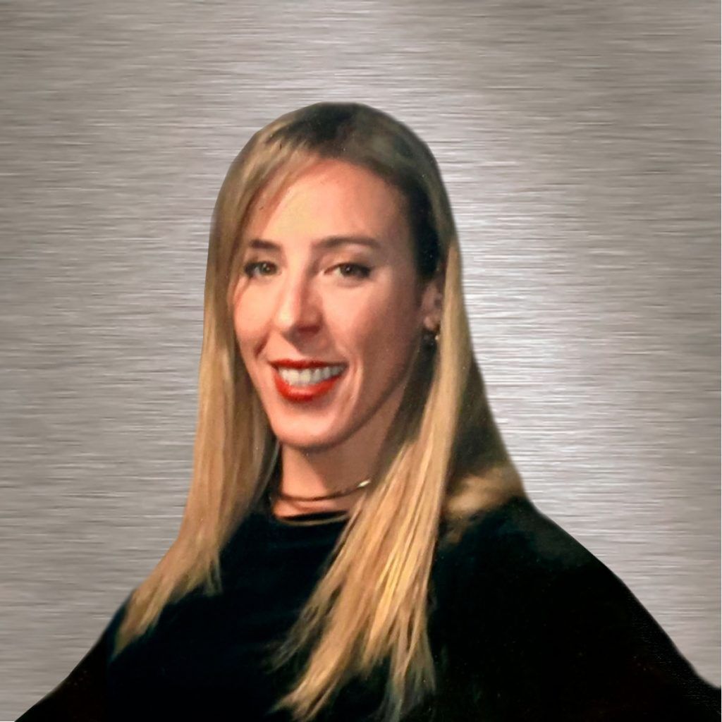 Mujer con cabello rubio sonriendo, vistiendo un top negro, sobre fondo plateado.