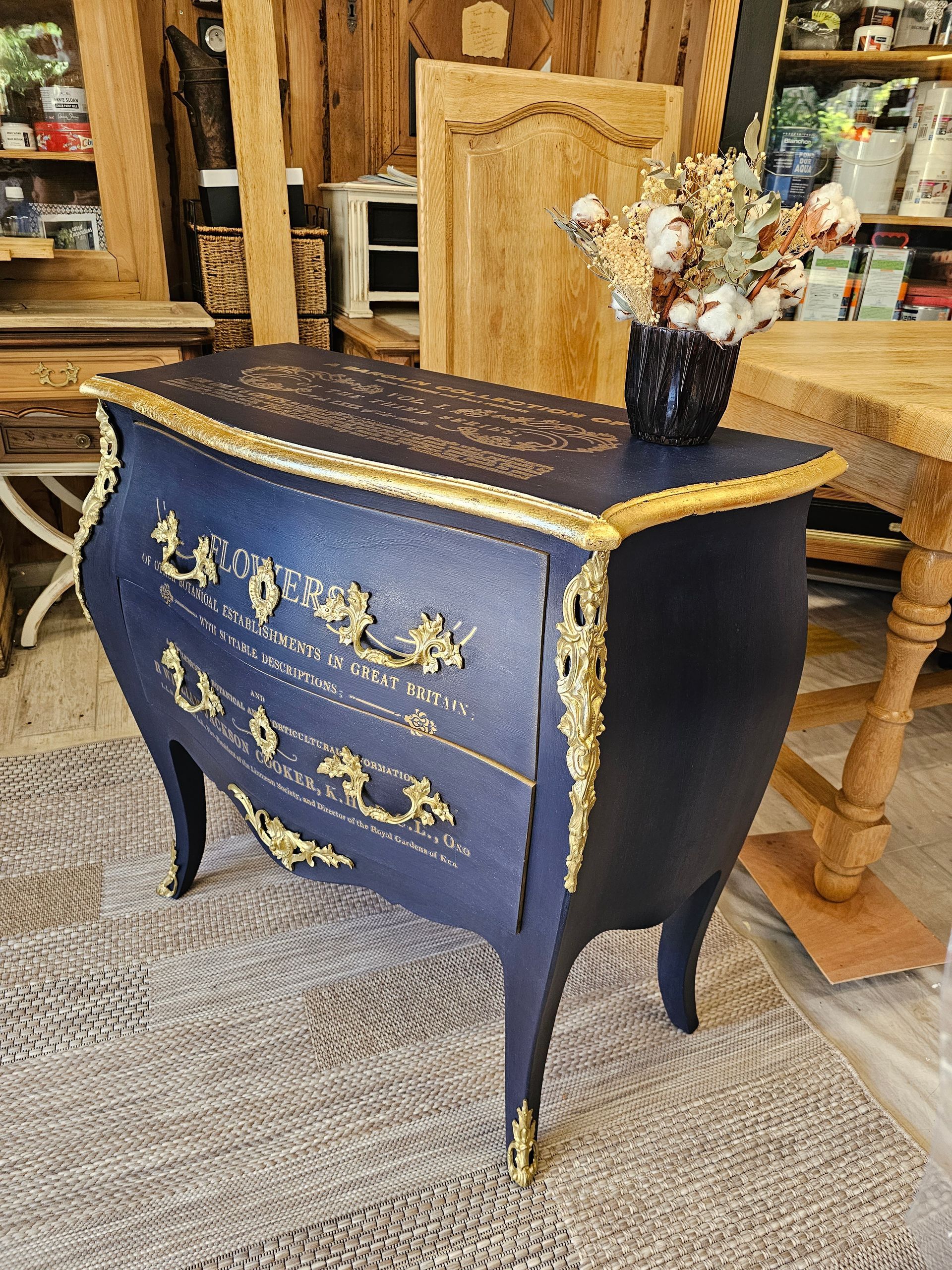 Meuble restauré foncé et doré