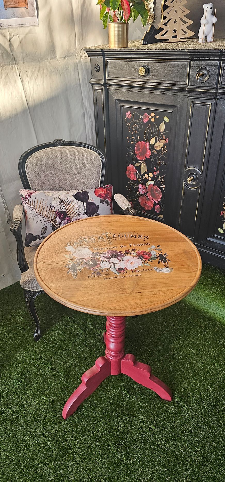 Table en bois avec motifs restaurée