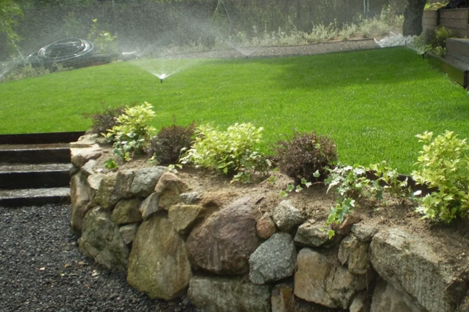 sistema de riego automático por goteo en un jardín en Burgos