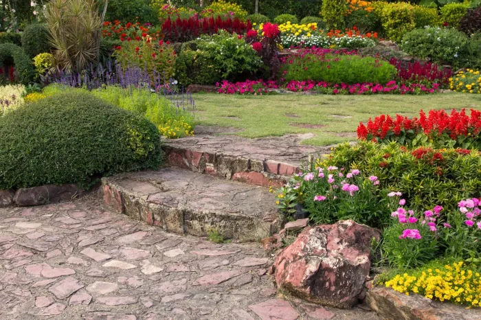 Pintura de puerta con brocha en Onzonilla (León) con detalles en marco