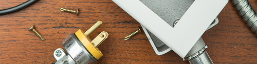 Un primer plano de un tapón y tornillos sobre una mesa de madera.
