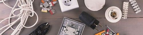 Hay muchos tipos diferentes de equipos eléctricos sobre la mesa.