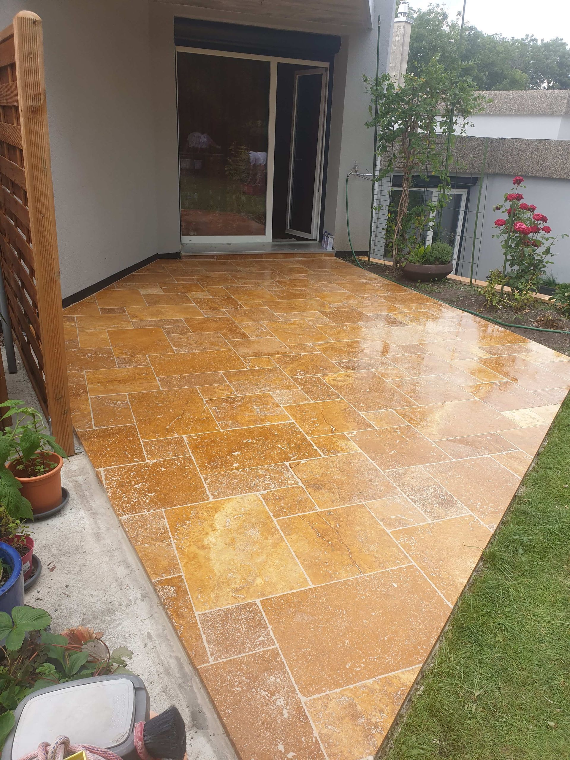 Un homme installe un parquet avec des carreaux hexagonaux.