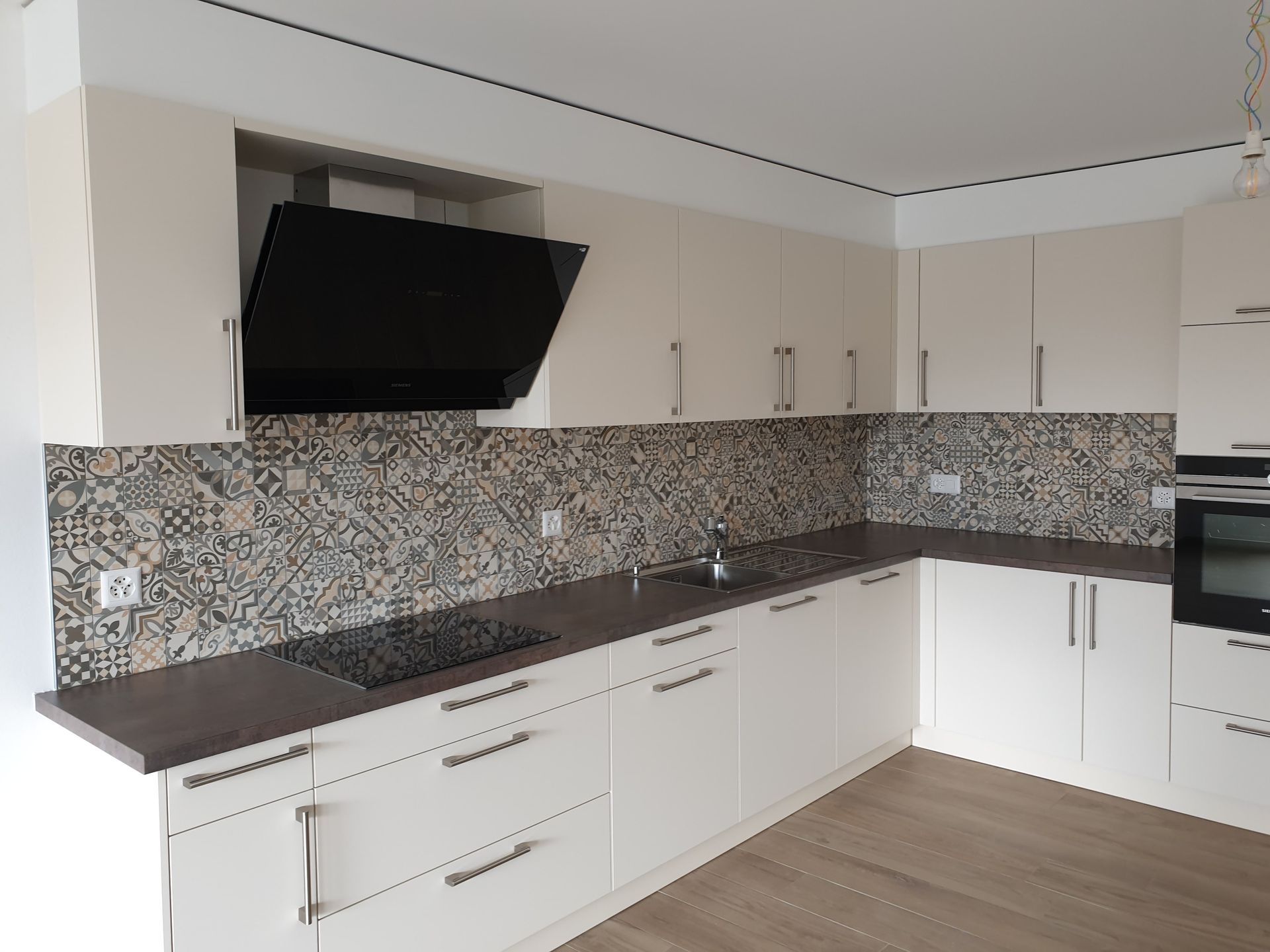 Un groupe d'ouvriers du bâtiment se réunissent à une table.