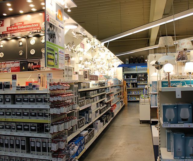 Ein Ladengang voller Lichter und Glühbirnen