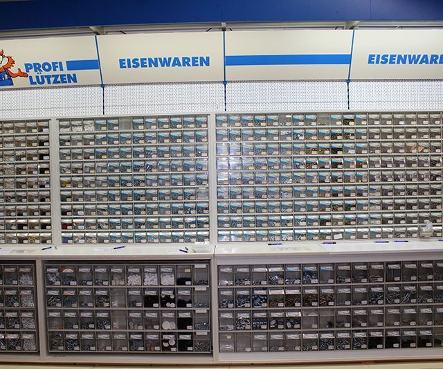 Eine Wand mit einem Schild mit der Aufschrift „Eisenwaren“