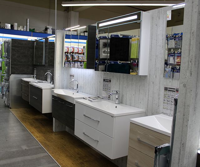 Ein Badezimmer mit vielen Waschbecken und Spiegeln