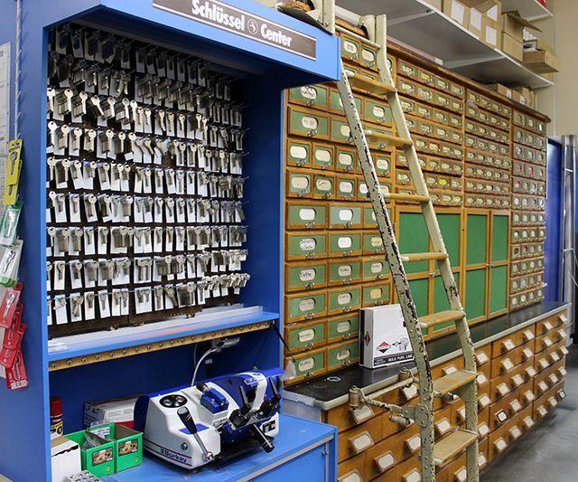 Ein Schlüsselbund hängt an einer Wand in einem Geschäft