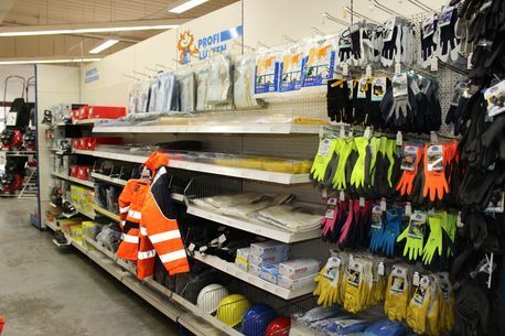 Ein Ladengang voller Sicherheitsausrüstung und Handschuhe.