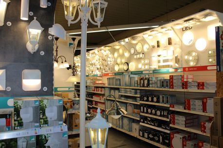 Ein Laden voller Lichter und Regale.