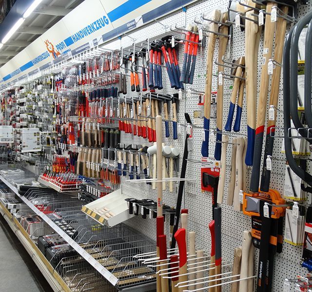 Eine Wand voller Werkzeuge in einem Baumarkt