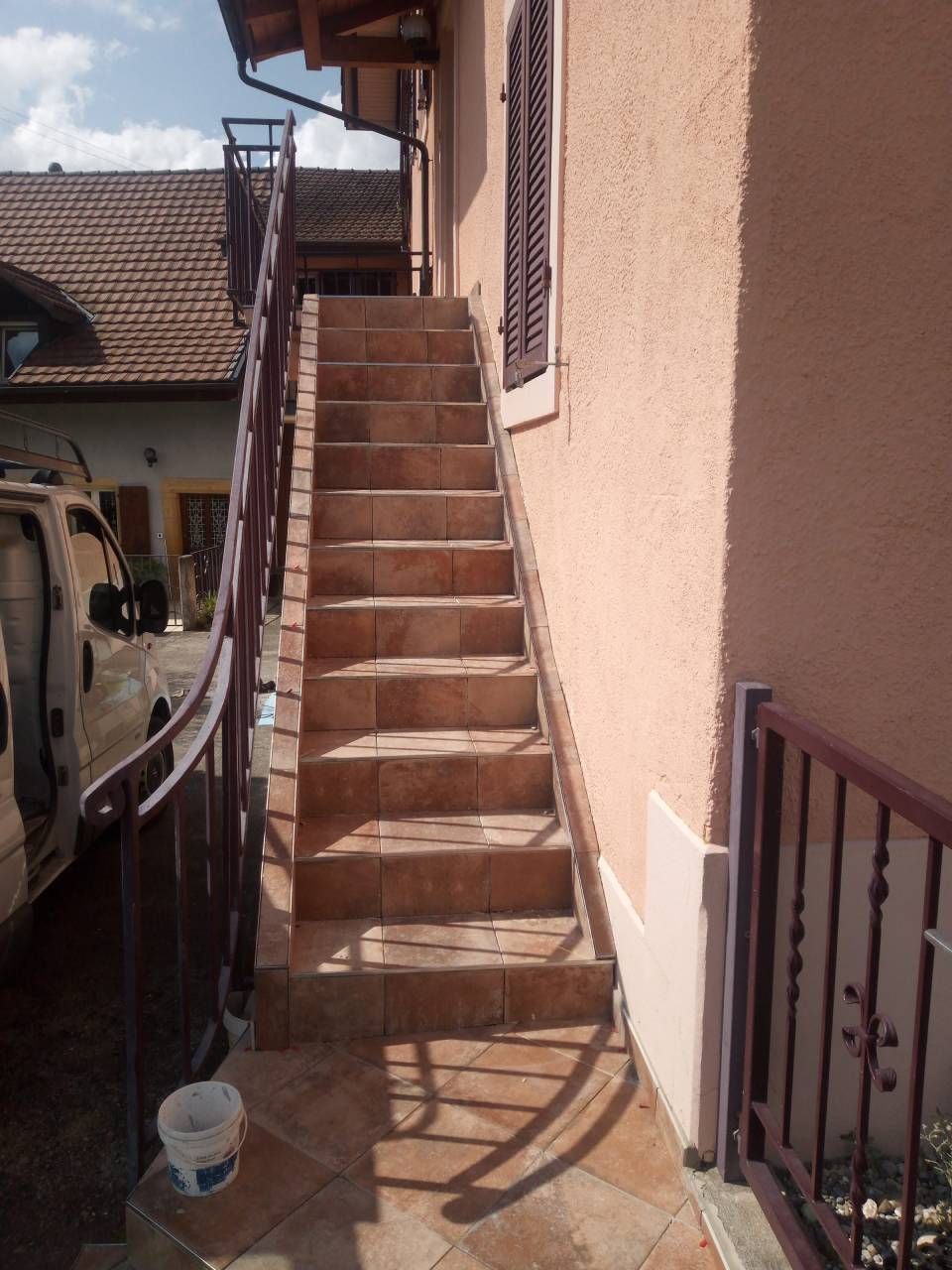 Un escalier menant à une maison