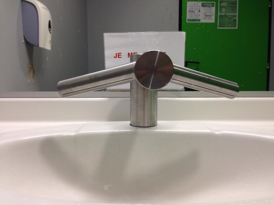 Pose d'un nouveau robinet Dyson infrarouge avec sèche main intègre