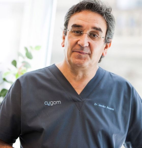 Un hombre que lleva una blusa médica con la palabra cugom escrita en ella.