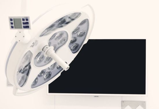 Una lámpara quirúrgica con un monitor conectado a ella