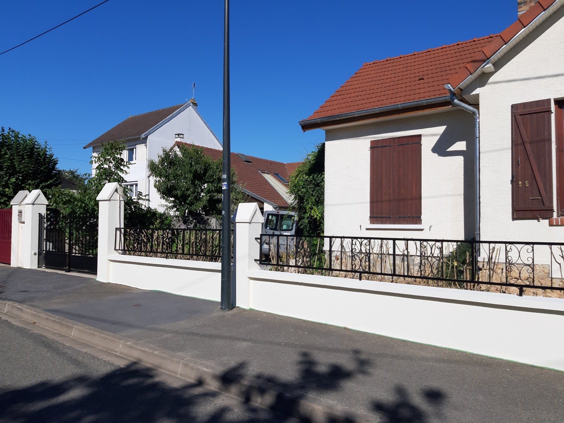 Maison indivudelle avec façade blanche
