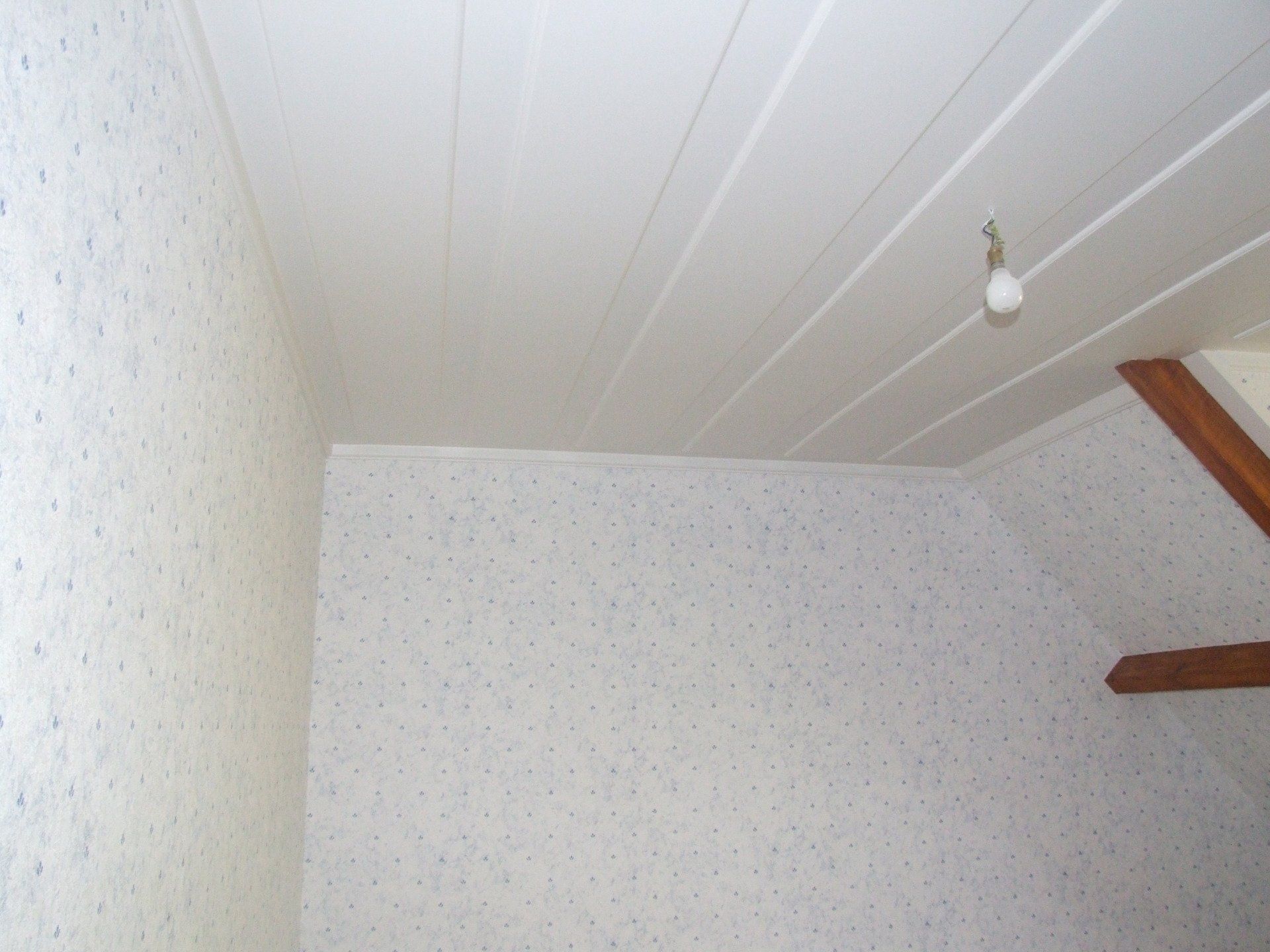 Après la pose du papier peint et le plafond finis 2