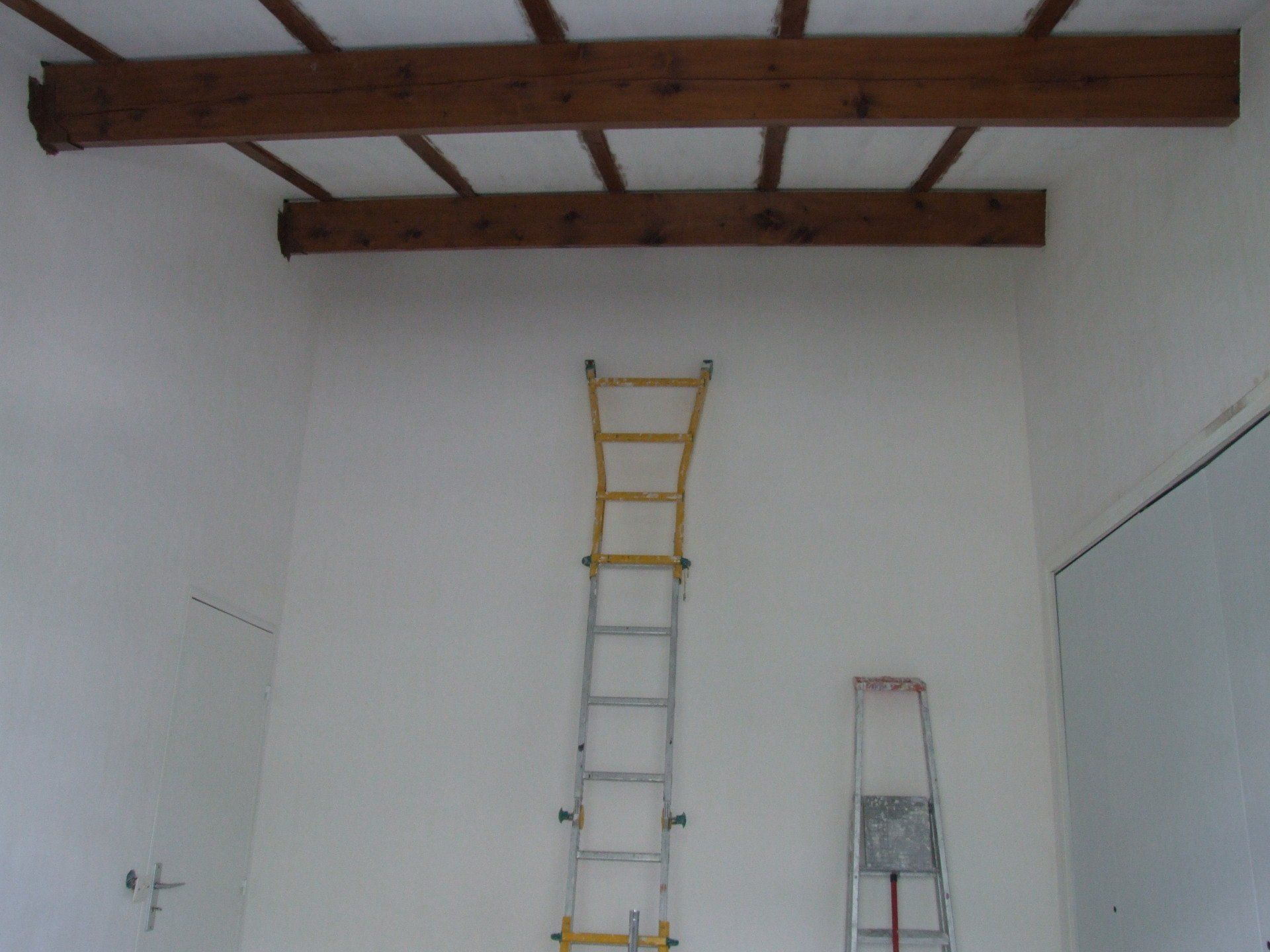 Murs et plafond. Traitement des poutres 3