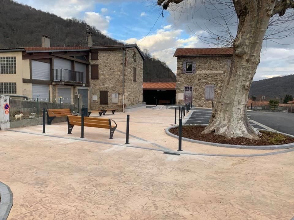 Place et parking d'Amplaing - après