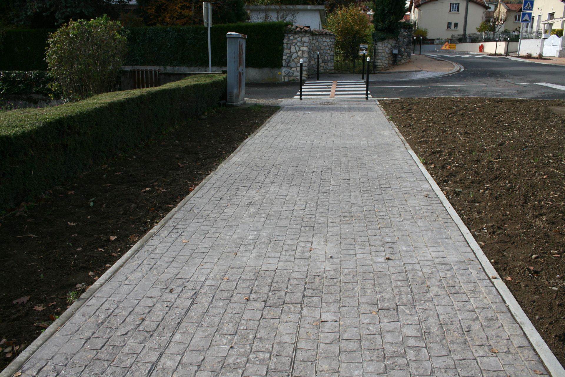 Béton quartzé imprimé moule pavé couleur gris avec frise à Villeneuve D'Olmes