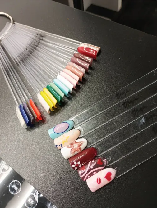 Fanática de las coloridas muestras de esmaltes de uñas en palitos transparentes, incluyendo diseños de corazones y flores.