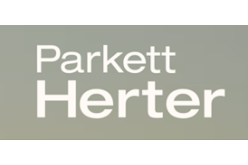 Logo für Parkett Herter, weißer Text auf einem dezent grünen rechteckigen Hintergrund.