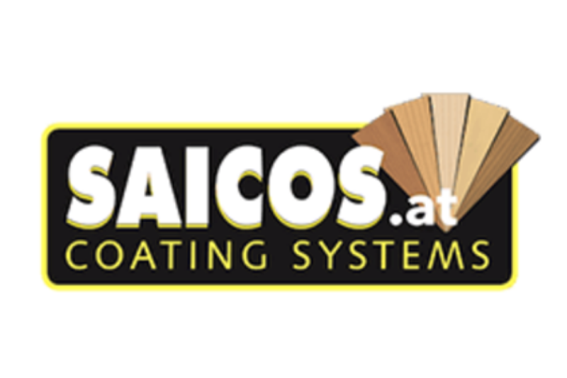 Logo für SAICOS.at Coating Systems, mit Text und Holzfarbmustern auf schwarzem und gelbem Hintergrund.